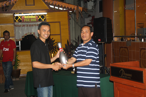 En Mahazan sebagai Juara Kategori Beginner A sedang menerima hadiah